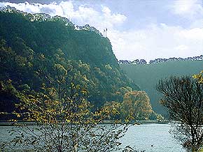 Lorelei rock in opposite light. View from the Lorelei harbor wall in the Rhine, 6. November 1998, © Picture: WHO, Wilhelm Hermann, Oberwesel